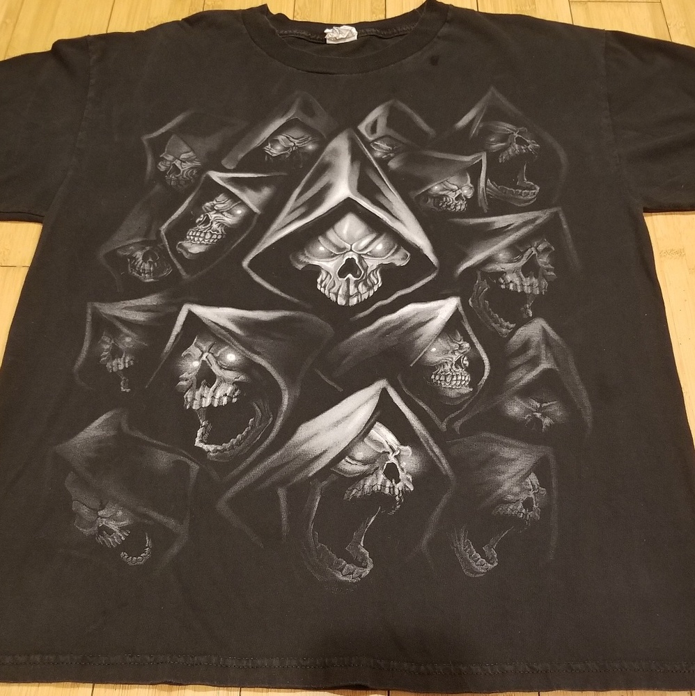 Hooded skulls t shirt size large